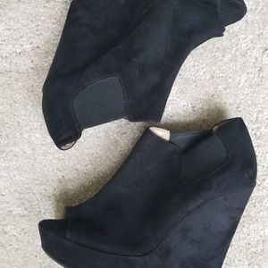 Dee Keller Black Suede Wedges